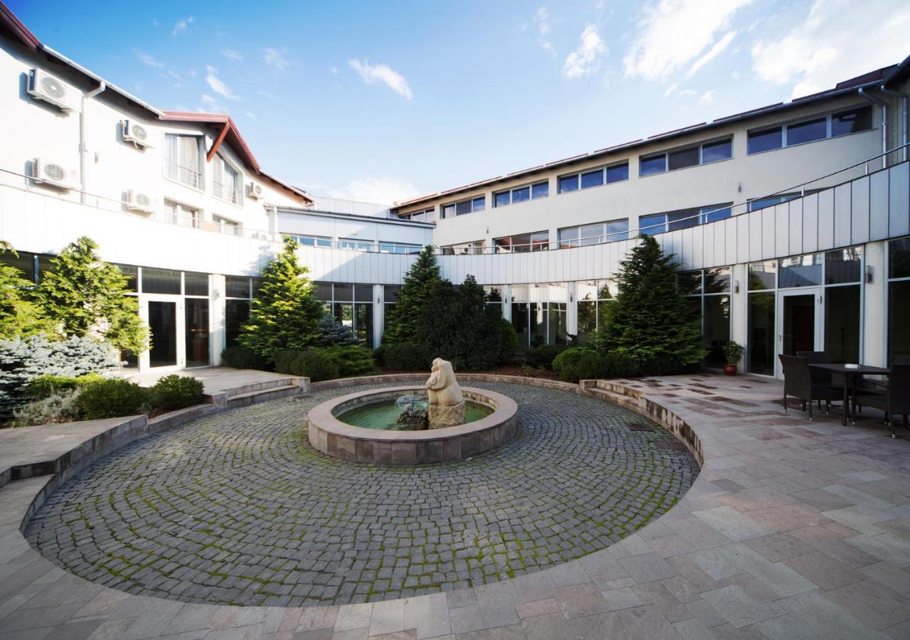 Hotel Atrium Tîrgu Secuiesc Exteriör bild